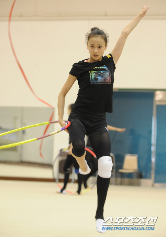 
	'����ü������ �迬��'�� �Ҹ��� ü������ �տ��簡 12�� �¸� �����̿��� ������ �ƽþȰ��� �ݸ޴��� ���� ������� �ϰ� �ִ�. �տ���� ���� 8�� ����ü������ �ݸ޴��� ���� �Ͼ� ����ü������ �ŵ������ �ö󼹴�.

�¸�=�ֹ��� ���� deer@sportschosun.com


