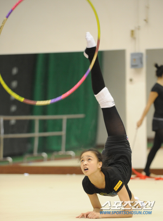 
	'����ü������ �迬��'�� �Ҹ��� ü������ �տ��簡 12�� �¸� �����̿��� ������ �ƽþȰ��� �ݸ޴��� ���� ������� �ϰ� �ִ�. �տ���� ���� 8�� ����ü������ �ݸ޴��� ���� �Ͼ� ����ü������ �ŵ������ �ö󼹴�.

�¸�=�ֹ��� ���� deer@sportschosun.com


