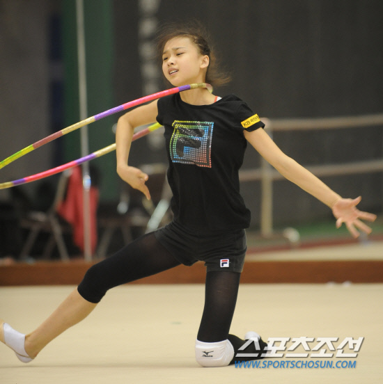 
	'����ü������ �迬��'�� �Ҹ��� ü������ �տ��簡 12�� �¸� �����̿��� ������ �ƽþȰ��� �ݸ޴��� ���� ������� �ϰ� �ִ�. �տ���� ���� 8�� ����ü������ �ݸ޴��� ���� �Ͼ� ����ü������ �ŵ������ �ö󼹴�.

�¸�=�ֹ��� ���� deer@sportschosun.com


