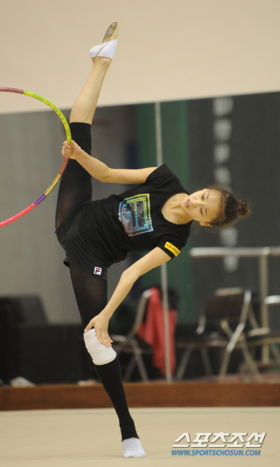 
	'����ü������ �迬��'�� �Ҹ��� ü������ �տ��簡 12�� �¸� �����̿��� ������ �ƽþȰ��� �ݸ޴��� ���� ������� �ϰ� �ִ�. �տ���� ���� 8�� ����ü������ �ݸ޴��� ���� �Ͼ� ����ü������ �ŵ������ �ö󼹴�.

�¸�=�ֹ��� ���� deer@sportschosun.com


