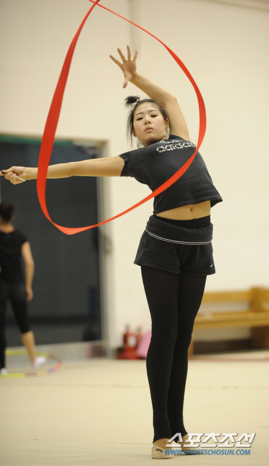 
	�ѱ� ����ü������ ���ǽ�Ÿ �ż����� 12�� �¸� �����̿��� ������ �ƽþȰ��� �ݸ޴��� ���� ������� �ϰ� �ִ�. �ż����� �߸�λ��� ��� �Ͼ�� �տ���� �Բ� ������ �ƽþȰ��� �ݻ�ɿ� ������.

�¸�=�ֹ��� ���� deer@sportschosun.com


