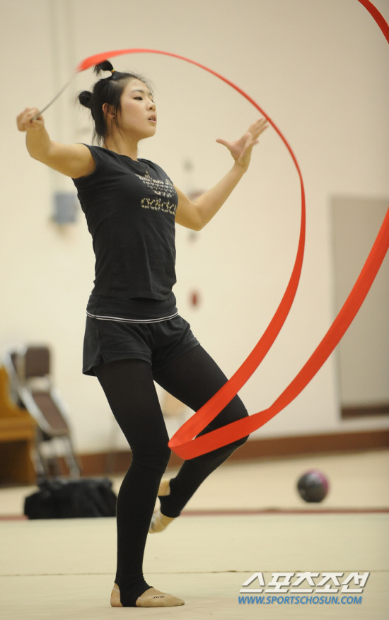 
	�ѱ� ����ü������ ���ǽ�Ÿ �ż����� 12�� �¸� �����̿��� ������ �ƽþȰ��� �ݸ޴��� ���� ������� �ϰ� �ִ�. �ż����� �߸�λ��� ��� �Ͼ�� �տ���� �Բ� ������ �ƽþȰ��� �ݻ�ɿ� ������.

�¸�=�ֹ��� ���� deer@sportschosun.com


