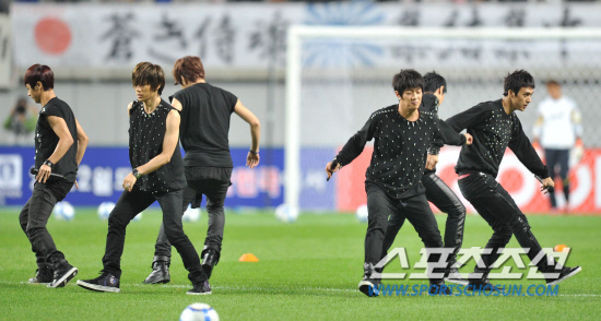 
	2010.10.12/

12�� ���� �����Ű���忡�� ���� ��-���� ģ�� A��ġ ��⿡�� ��� �� ���̵� �׷� '��Ʈ'�� ���� ������ ��ġ�� �ִ�.

���=������ ���� songs@sportschosun.com


