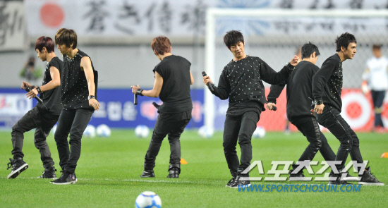 
	2010.10.12/

12�� ���� �����Ű���忡�� ���� ��-���� ģ�� A��ġ ��⿡�� ��� �� ���̵� �׷� '��Ʈ'�� ���� ������ ��ġ�� �ִ�.

���=������ ���� songs@sportschosun.com


