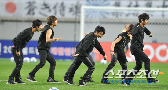 
	2010.10.12/

12�� ���� �����Ű���忡�� ���� ��-���� ģ�� A��ġ ��⿡�� ��� �� ���̵� �׷� '��Ʈ'�� ���� ������ ��ġ�� �ִ�.

���=������ ���� songs@sportschosun.com


