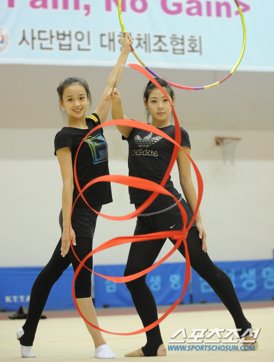 
	�ѱ� ����ü������ ���ǽ�Ÿ �ż����� 'ü������ �ŵ�����'�� ������ �տ��簡 12�� �¸� �����̿��� ������ �ƽþȰ��� �ݸ޴��� ���� ������� �ϰ� �ִ�. �Ʒõ��� ��� ���� �տ���� �ż���

�¸�=�ֹ��� ���� deer@sportschosun.com


