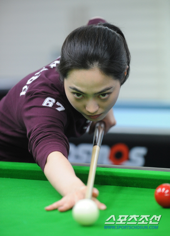 
	'��¯' ������ǥ �籸������ �������� 12�� �¸� �����̿��� ������ �ƽþȰ����� �յΰ� �Ʒ��� �ϰ� �ִ�. 

�¸�=�ֹ��� ���� deer@sportschosun.com


