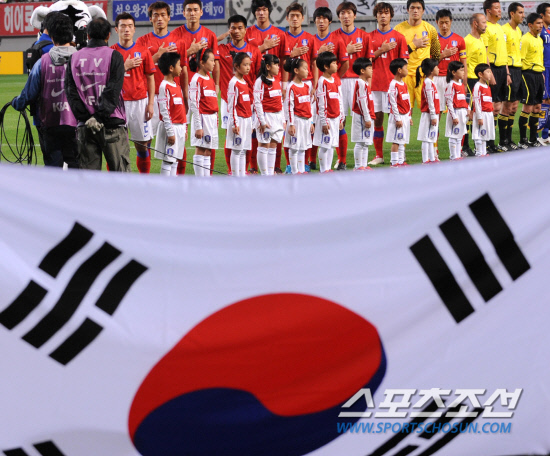 
	2010.10.12/

�ѱ� �౸ A��ǥ���� 12�� ���� �����Ű���忡�� �Ϻ� �౸��ǥ���� ��-���� ģ�� A��ġ ��⸦ ���� �ִ�. ��-���� �ڶ����� �±ر�� �Բ� ��⸦ ġ��� �ִ� A��ǥ�� ������

���=������ ���� songs@sportschosun.com


