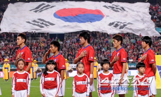 
	2010.10.12/

�ѱ� �౸ A��ǥ���� 12�� ���� �����Ű���忡�� �Ϻ� �౸��ǥ���� ��-���� ģ�� A��ġ ��⸦ ���� �ִ�. ��-���� �ڶ����� �±ر�� �Բ� ��⸦ ġ��� �ִ� A��ǥ�� ������

���=������ ���� songs@sportschosun.com


