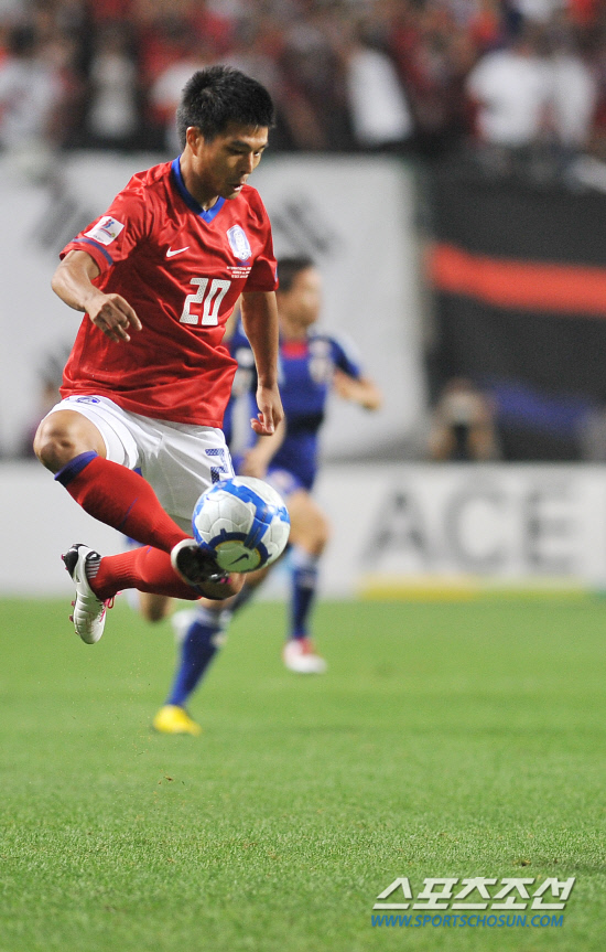 
	����������

2010.10.12

12�� ��Ͽ����Ű���忡�� ������ ���̹� �ѱ��� �Ϻ��� ģ����Ⱑ ���ȴ�. �ѱ� �ּ����� ��¦ �ٸ� ���� ��Ƴ��� �ִ�.

���=���ؿ� ���� noodle@sportschosun.com


