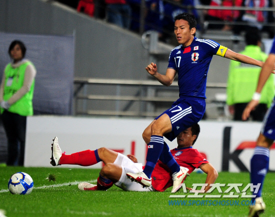 
	2010,10,12

��,�� �౸������ǥ ģ�����

12�� ��� �����Ű���忡�� ������ �ѱ��� �Ϻ��� �౸������ǥ ģ����⿡�� �ѱ��� �ּ����� �Ϻ� �ϼ��� �������� ���񸦸� ��ġ�� ���� ������������ �ƿ��ǰ� ���Ҵ�.

���=������ ���� basser@sportschosun.com


