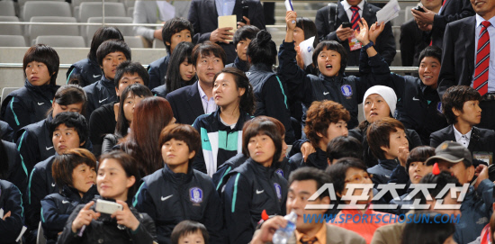 
	2010�� 10�� 12��

12�� ���� ��Ͽ����ű��忡�� ���� �ѱ��� �Ϻ��� �������� ���� U-17 ��ǥ�� �������� ������ �ϰ� �ִ�.

��Ͽ����ű���= ���� ���� kyungmin@sportschosun.com


