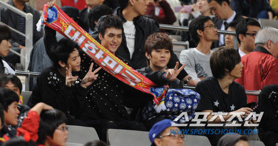 
	2010�� 10�� 12��

12�� ���� ��Ͽ����ű��忡�� ���� �ѱ��� �Ϻ��� �������� �׷� '��Ʈ'�� ������� ������ �ϰ� �ִ�.

��Ͽ����ű���= ���� ���� kyungmin@sportschosun.com


