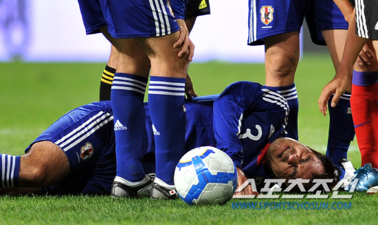 
	����������

2010.10.12

12�� ��Ͽ����Ű���忡�� ������ ���̹� �ѱ��� �Ϻ��� ģ����Ⱑ ���ȴ�. ��û��� �Ϻ� ������� ���ߺ��� ������ �Ӹ����� �ε��� �����밡 �Ͼ�� ���ϰ� �ִ�.

���=���ؿ� ���� noodle@sportschosun.com


