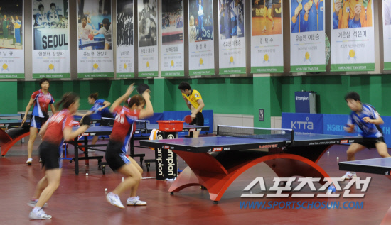 
	Ź�� ������ǥ �������� ������ �ƽþȰ����� �յΰ� 12�� �¸� �����̿��� �������� �긮�� �ִ�.

�¸�=�ֹ��� ���� deer@sportschosun.com


