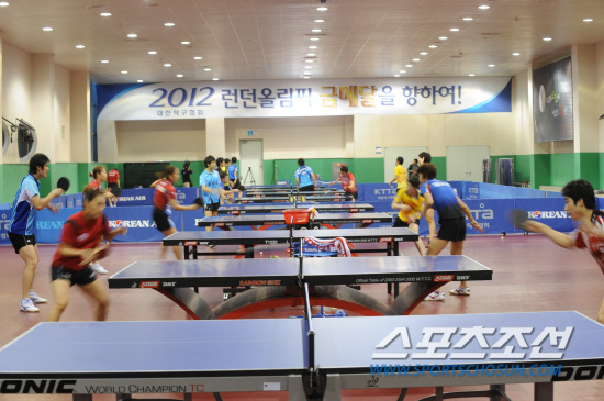 
	Ź�� ������ǥ �������� ������ �ƽþȰ����� �յΰ� 12�� �¸� �����̿��� �������� �긮�� �ִ�.

�¸�=�ֹ��� ���� deer@sportschosun.com


