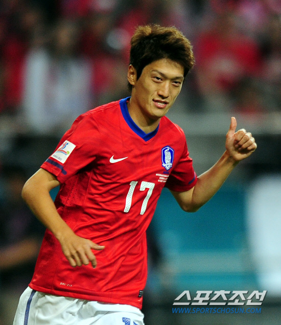 
	2010,10,12

��,�� �౸������ǥ ģ�����

12�� ��� �����Ű���忡�� ������ �ѱ��� �Ϻ��� �౸������ǥ ģ����⿡�� �ѱ��� ��û���� ���ֿ��� �÷��̿� ������ ���� �ݷ��ϰ� �ִ�.

���=������ ���� basser@sportschosun.com


