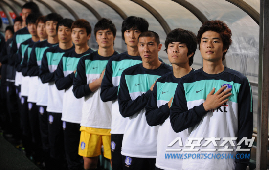 
	2010�� 10�� 12��

12�� ���� ��Ͽ����ű��忡�� ���� �ѱ��� �Ϻ��� �������� ��� ������ ���� �⼺��(�����ʺ���) �� �������� ���⿡ ���� ��ʸ� �ϰ� �ִ�.

��Ͽ����ű���= ���� ���� kyungmin@sportschosun.com


