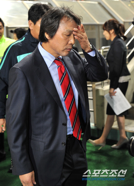 
	2010.10.12/

�ѱ� �౸ A��ǥ���� 12�� ���� �����Ű���忡�� �Ϻ� �౸��ǥ���� ��-���� ģ�� A��ġ ��⸦ ���� �ִ�. �ٽ� � ǥ������ ����忡 ���� ������ ����.

���=������ ���� songs@sportschosun.com


