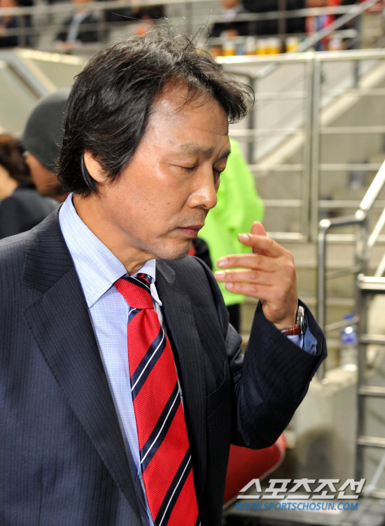 
	2010.10.12/

�ѱ� �౸ A��ǥ���� 12�� ���� �����Ű���忡�� �Ϻ� �౸��ǥ���� ��-���� ģ�� A��ġ ��⸦ ���� �ִ�. �ٽ� � ǥ������ ����忡 ���� ������ ����.

���=������ ���� songs@sportschosun.com


