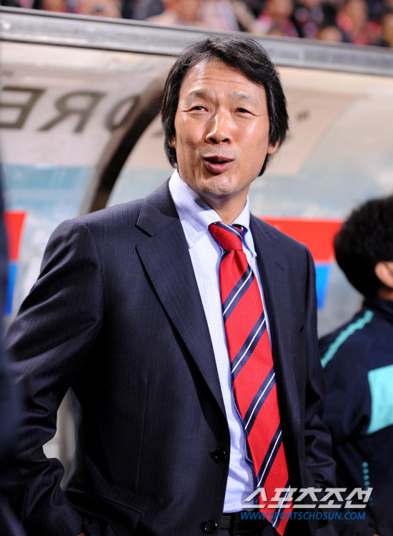 
	2010.10.12/

�ѱ� �౸ A��ǥ���� 12�� ���� �����Ű���忡�� �Ϻ� �౸��ǥ���� ��-���� ģ�� A��ġ ��⸦ ���� �ִ�. A��ǥ�� ������ ������ �������� ���Ѻ��� �ִ�.

���=������ ���� songs@sportschosun.com


