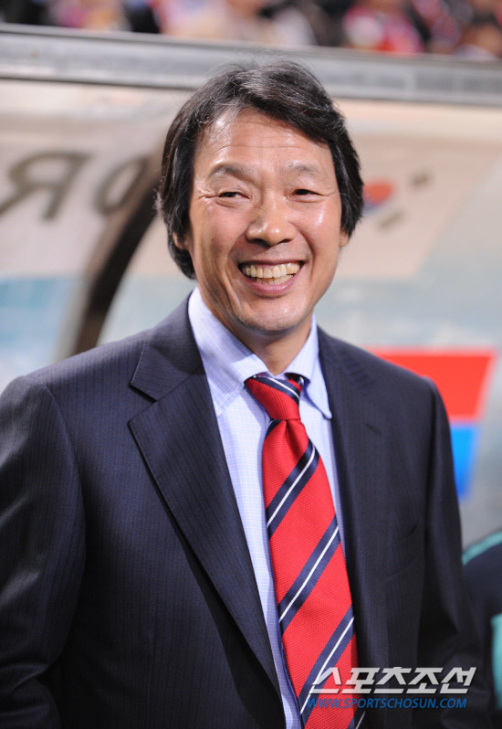 
	2010.10.12/

�ѱ� �౸ A��ǥ���� 12�� ���� �����Ű���忡�� �Ϻ� �౸��ǥ���� ��-���� ģ�� A��ġ ��⸦ ���� �ִ�. A��ǥ�� ������ ������ �������� ���Ѻ��� �ִ�.

���=������ ���� songs@sportschosun.com


