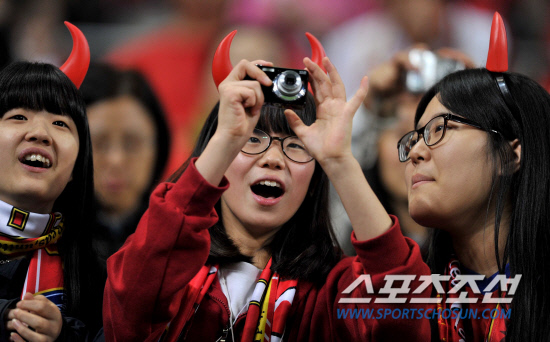 
	2010.10.12/

12�� ���� �����Ű���忡�� ���� ��-���� ģ�� A��ġ ���, �ѱ��� �����ϴ� ���� �Ǹ� �������� ������ ��ġ�� �ִ�

���=������ ���� songs@sportschosun.com


