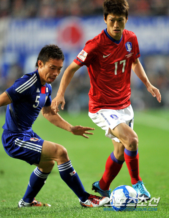 
	2010.10.12/

�ѱ� �౸ A��ǥ���� 12�� ���� �����Ű���忡�� �Ϻ� �౸��ǥ���� ��-���� ģ�� A��ġ ��⸦ ���� �ִ�. �ѱ� ��û���� �Ϻ� ���������� ���� ���� ���ĸ� �õ��ϰ� �ִ�.

���=������ ���� songs@sportschosun.com


