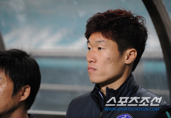 
	2010�� 10�� 12��

12�� ���� ��Ͽ����ű��忡�� ���� �ѱ��� �Ϻ��� �������� ���� �λ����� ������ 'ĸƾ' �������� ���� ǥ������ �׶��带 �ٶ󺸰� �ִ�.

��Ͽ����ű���= ���� ���� kyungmin@sportschosun.com


