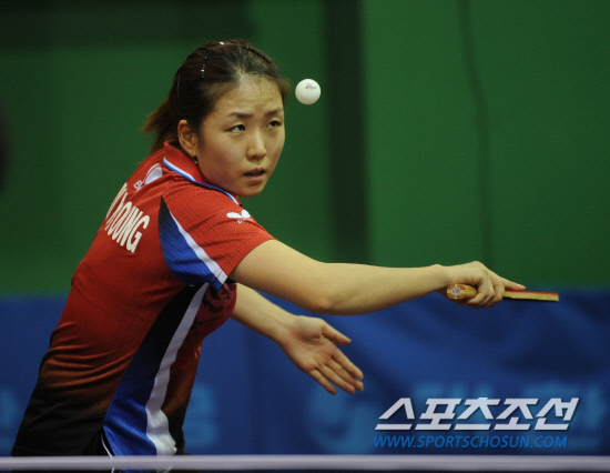 
	������ǥ Ź�� �������� ���ƿ� �ڹ̿��� �ƽþ� ������ �յΰ� 12�� �¸� �����̿��� �������� �긮�� �Ʒÿ� �����ϰ� �ִ�. '���� �ְ�'�� ���� ���� ��������� ���ľ �پ�ٴϴ� �� ������ '2010 ������ �ƽþ� ����' ���� ���� ������ �ݸ޴� �ĺ��� �ղ����� �ִ�.

�¸�=�ֹ��� ���� deer@sportschosun.com


