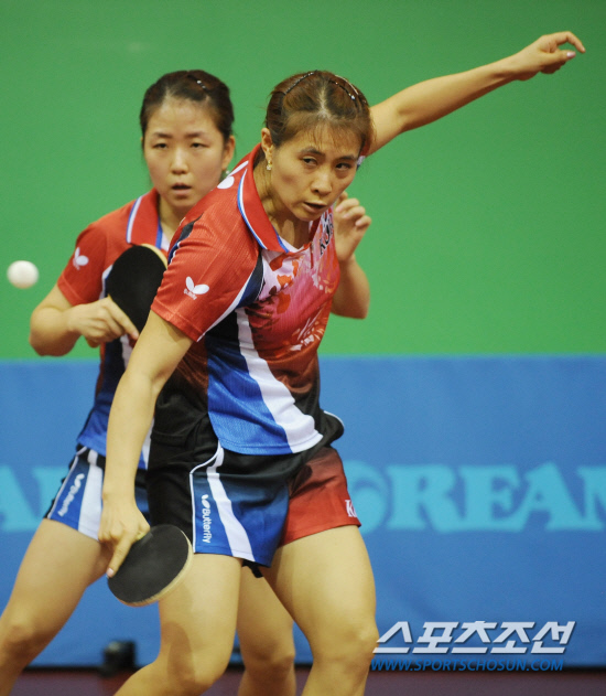 
	������ǥ Ź�� �������� ���ƿ� �ڹ̿��� �ƽþ� ������ �յΰ� 12�� �¸� �����̿��� �������� �긮�� �Ʒÿ� �����ϰ� �ִ�. '���� �ְ�'�� ���� ���� ��������� ���ľ �پ�ٴϴ� �� ������ '2010 ������ �ƽþ� ����' ���� ���� ������ �ݸ޴� �ĺ��� �ղ����� �ִ�.

�¸�=�ֹ��� ���� deer@sportschosun.com


