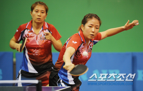 
	������ǥ Ź�� �������� ���ƿ� �ڹ̿��� �ƽþ� ������ �յΰ� 12�� �¸� �����̿��� �������� �긮�� �Ʒÿ� �����ϰ� �ִ�. '���� �ְ�'�� ���� ���� ��������� ���ľ �پ�ٴϴ� �� ������ '2010 ������ �ƽþ� ����' ���� ���� ������ �ݸ޴� �ĺ��� �ղ����� �ִ�.

�¸�=�ֹ��� ���� deer@sportschosun.com


