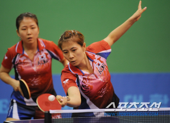 
	������ǥ Ź�� �������� ���ƿ� �ڹ̿��� �ƽþ� ������ �յΰ� 12�� �¸� �����̿��� �������� �긮�� �Ʒÿ� �����ϰ� �ִ�. '���� �ְ�'�� ���� ���� ��������� ���ľ �پ�ٴϴ� �� ������ '2010 ������ �ƽþ� ����' ���� ���� ������ �ݸ޴� �ĺ��� �ղ����� �ִ�.

�¸�=�ֹ��� ���� deer@sportschosun.com


