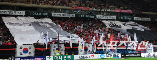 
	2010�� 10�� 12��

12�� ���� ��Ͽ����ű��忡�� ���� �ѱ��� �Ϻ��� �������� �ѱ� �������� �̼��� �屺(����)�� ���߱� �ǻ��� ���� �÷�ī��� ������ �ϰ� �ִ�.

��Ͽ����ű���= ���� ���� kyungmin@sportschosun.com


