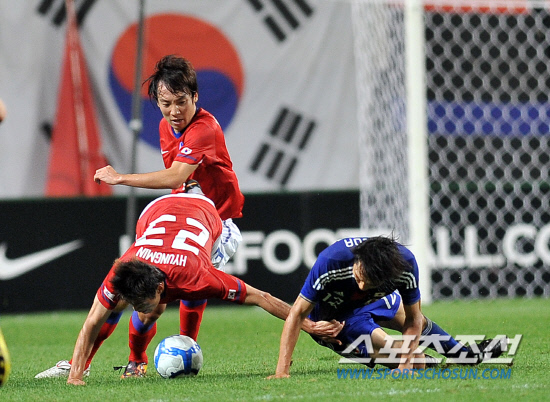 
	����������

2010.10.12

12�� ��Ͽ����Ű���忡�� ������ ���̹� �ѱ��� �Ϻ��� ģ����Ⱑ ���ȴ�. �ѱ� ������, �������� �Ϻ� �����ٰ� ġ���� �������� ���̰� �ִ�.

���=���ؿ� ���� noodle@sportschosun.com


