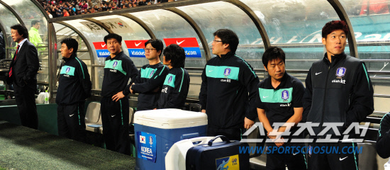 
	2010�� 10�� 12��

12�� ���� ��Ͽ����ű��忡�� ���� �ѱ��� �Ϻ��� �������� ���� �λ����� ������ 'ĸƾ' ������(�� ������)�� �׶��带 �ٶ󺸰� �ִ�. �� ������ ������ ����

��Ͽ����ű���= ���� ���� kyungmin@sportschosun.com


