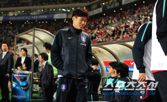 
	2010�� 10�� 12��

12�� ���� ��Ͽ����ű��忡�� ���� �ѱ��� �Ϻ��� �������� ���� �λ����� ������ 'ĸƾ' �������� ��ġ�� ���ϰ� �ִ�. 

��Ͽ����ű���= ���� ���� kyungmin@sportschosun.com


