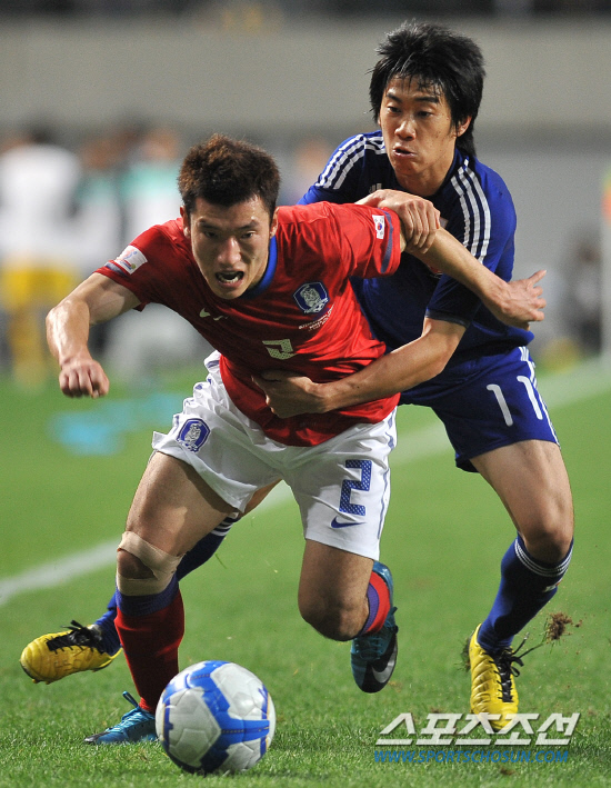 
	����������

2010.10.12

12�� ��Ͽ����Ű���忡�� ������ ���̹� �ѱ��� �Ϻ��� ģ����Ⱑ ���ȴ�.  ��ȿ���� ī������ ������ �հ� ���ĸ� �õ��ϰ� �ִ�.

���=���ؿ� ���� noodle@sportschosun.com


