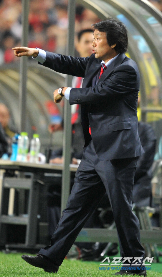 
	2010.10.12/

12�� ���� �����Ű���忡�� ���� ��-���� ģ�� A��ġ ���, ������ ��Ⱑ �� Ǯ���µ� �����鿡�� ���� ���ø� ������ �ִ� ������ ����.

���=������ ���� songs@sportschosun.com


