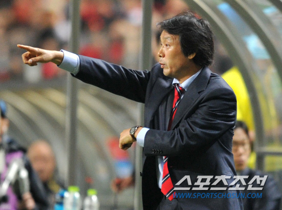 
	2010.10.12/

12�� ���� �����Ű���忡�� ���� ��-���� ģ�� A��ġ ���, ������ ��Ⱑ �� Ǯ���µ� �����鿡�� ���� ���ø� ������ �ִ� ������ ����.

���=������ ���� songs@sportschosun.com


