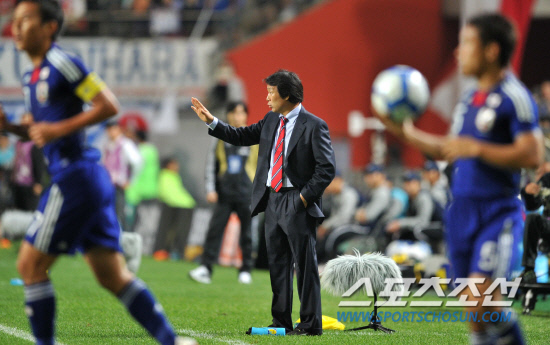 
	2010.10.12/

12�� ���� �����Ű���忡�� ���� ��-���� ģ�� A��ġ ���, ������ ��Ⱑ �� Ǯ���µ� �����鿡�� ���� ���ø� ������ �ִ� ������ ����.

���=������ ���� songs@sportschosun.com


