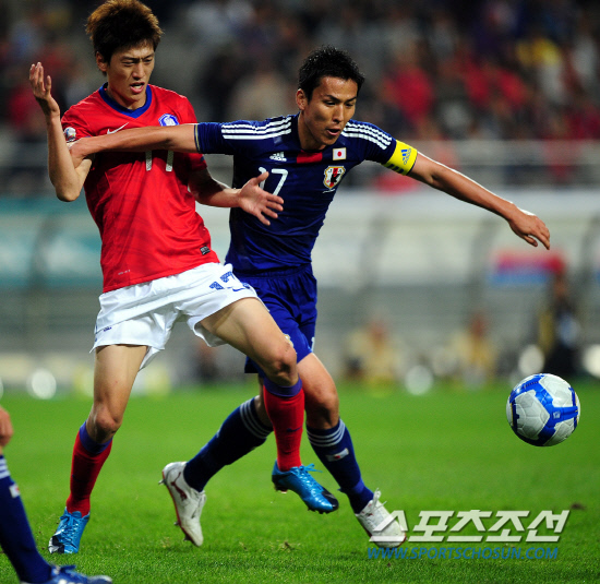 
	2010,10,12

��,�� �౸������ǥ ģ�����

12�� ��� �����Ű���忡�� ������ �ѱ��� �Ϻ��� �౸������ǥ ģ����⿡�� �ѱ��� ��û���� �Ϻ� �ϼ��� ������� ������ ���̴� �� �ϼ����� �ȷ� ��û���� �з� �����߸��� �ִ�.

��û���� ���ǿ��� ������ �� ������ �������� �ʾҴ�.

���=������ ���� basser@sportschosun.com


