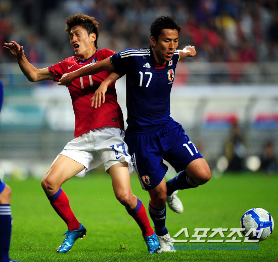 
	2010,10,12

��,�� �౸������ǥ ģ�����

12�� ��� �����Ű���忡�� ������ �ѱ��� �Ϻ��� �౸������ǥ ģ����⿡�� �ѱ��� ��û���� �Ϻ� �ϼ��� ������� ������ ���̴� �� �ϼ����� �ȷ� ��û���� �з� �����߸��� �ִ�.

��û���� ���ǿ��� ������ �� ������ �������� �ʾҴ�.

���=������ ���� basser@sportschosun.com


