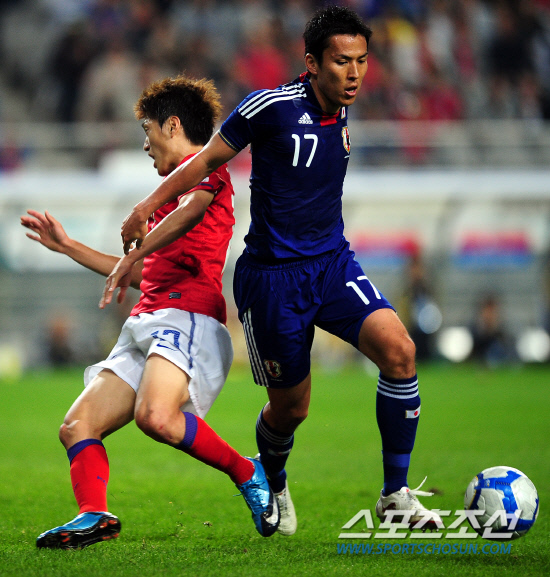 
	2010,10,12

��,�� �౸������ǥ ģ�����

12�� ��� �����Ű���忡�� ������ �ѱ��� �Ϻ��� �౸������ǥ ģ����⿡�� �ѱ��� ��û���� �Ϻ� �ϼ��� ������� ������ ���̴� �� �ϼ����� �ȷ� ��û���� �з� �����߸��� �ִ�.

��û���� ���ǿ��� ������ �� ������ �������� �ʾҴ�.

���=������ ���� basser@sportschosun.com


