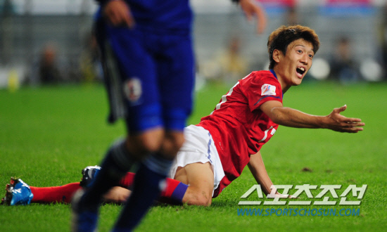 
	2010,10,12

��,�� �౸������ǥ ģ�����

12�� ��� �����Ű���忡�� ������ �ѱ��� �Ϻ��� �౸������ǥ ģ����⿡�� �ѱ��� ��û���� �Ϻ� �ϼ��� ������� ������ ���̴� �� �ϼ����� �ȷ� ��û���� �з� �����߸��� �ִ�.

��û���� ���ǿ��� ������ �� ������ �������� �ʾҴ�.

���=������ ���� basser@sportschosun.com


