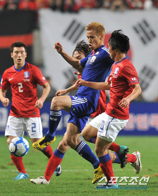 
	����������

2010.10.12

12�� ��Ͽ����Ű���忡�� ������ ���̹� �ѱ��� �Ϻ��� ģ����Ⱑ ���ȴ�.  �Ϻ� ȥ���� ���ĸ� �������� ���������� ���Ƽ��� �ִ�.

���=���ؿ� ���� noodle@sportschosun.com


