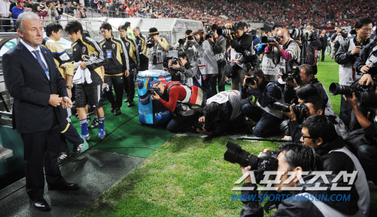 
	����������

2010.10.12

12�� ��Ͽ����Ű���忡�� ������ ���̹� �ѱ��� �Ϻ��� ģ����Ⱑ ���ȴ�.  �Ϻ� �˺����䰨���� �����ϴ� ������ ������.

���=���ؿ� ���� noodle@sportschosun.com


