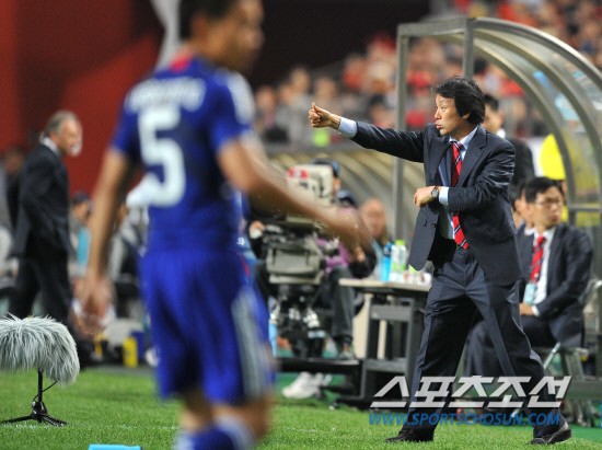 
	2010.10.12/

12�� ���� �����Ű���忡�� ���� ��-���� ģ�� A��ġ ���, ������ ��Ⱑ �� Ǯ���µ� �����鿡�� ���� ���ø� ������ �ִ� ������ ����.

���=������ ���� songs@sportschosun.com


