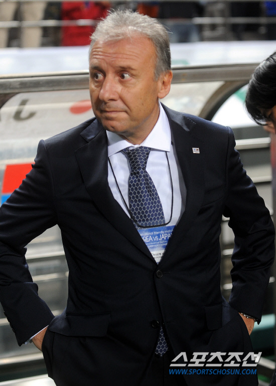 
	����������

2010.10.12

12�� ��Ͽ����Ű���忡�� ������ ���̹� �ѱ��� �Ϻ��� ģ����Ⱑ ���ȴ�.  �Ϻ��� �˺����� ������ �ɰ��� ǥ������ ��⸦ ���Ѻ��� �ִ�.

���=���ؿ� ���� noodle@sportschosun.com


