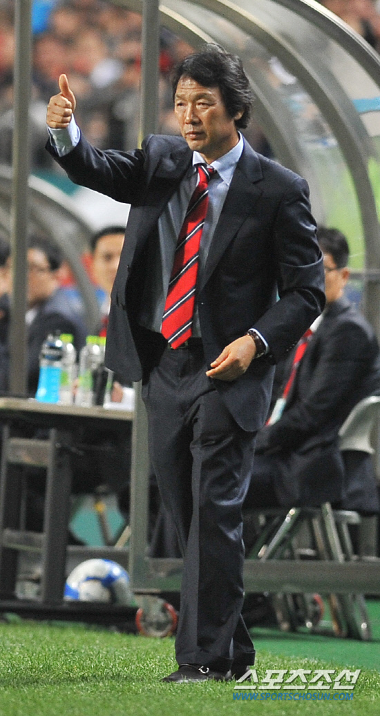 
	����������

2010.10.12

12�� ��Ͽ����Ű���忡�� ������ ���̹� �ѱ��� �Ϻ��� ģ����Ⱑ ���ȴ�.  ������������ ��⸦ ���Ѻ��� ������ ��½ ġ�ѵ�� �ִ�.

���=���ؿ� ���� noodle@sportschosun.com


